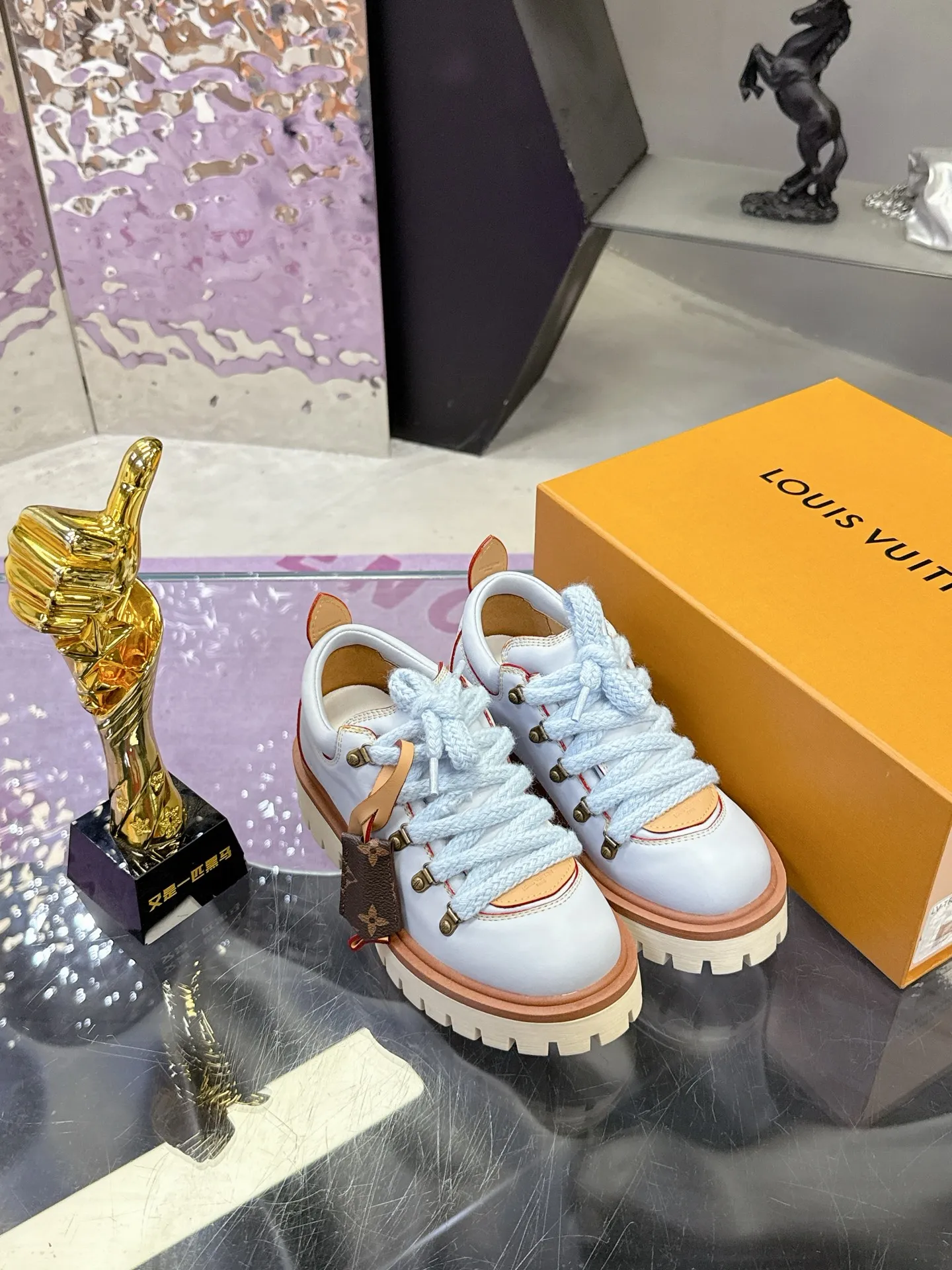 Factory price: 700💰 LV | Louis Vuitton 🧡💚2025 autumn and winter new style, top version ⚠️ The counter features the latest LV REMIX lace-up mountaineering derby shoes, new hard goods 🆕 ❥BS purchasing level! Full of high-end feel! A popular model among bloggers at home and abroad, it’s retro and fashionable, and looks stunning on your feet! Mainly recommended model on the official website★ ▪️Upper: top-quality first-layer cowhide ▪️Inner lining: imported sheepskin ▪️Outsole: original molded T men's shoes 💰U anti-slip outsole ▪️Sole height: 3.5cm ▪️Shoe size: Female 35-41 (41 customized, non-refundable) Male 39-45 (46 customized, non-refundable)